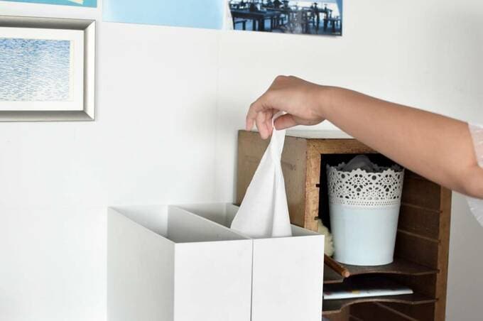 ケースからゴミ袋を取り出す様子