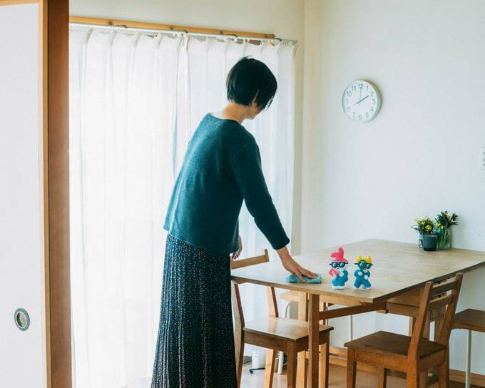 テーブルと女性