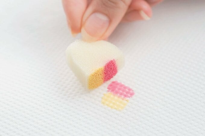 スポンジを軽く押し当てる