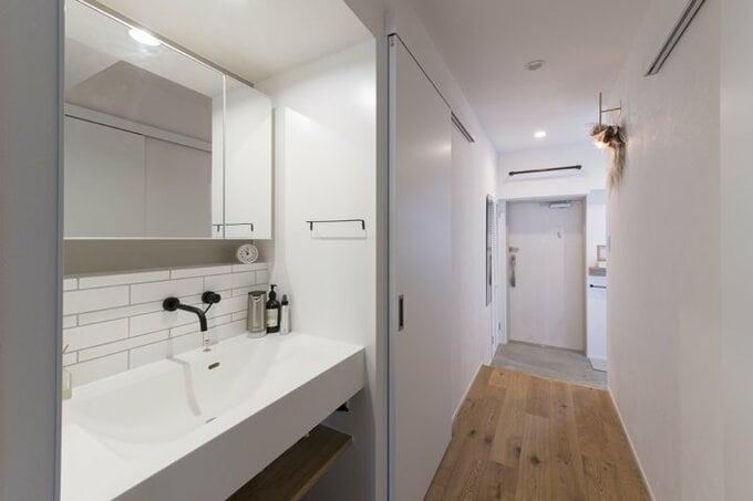 廊下に設けたアクセスしやすい洗面台