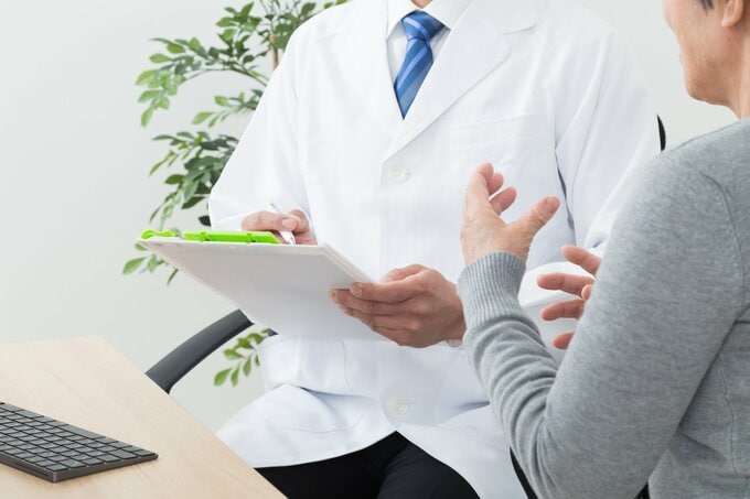 女性が医者に診察を受けている様子のイメージ画像