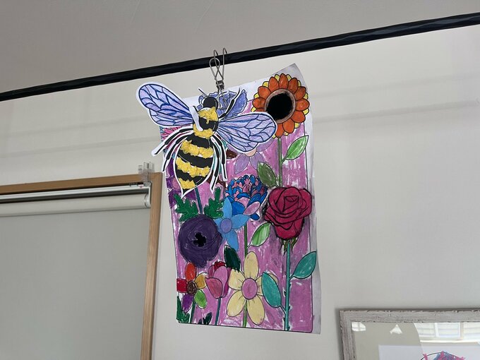 子どもの絵をぶら下げる