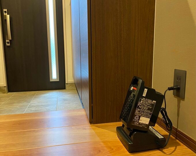 電動自転車のバッテリーの充電中の様子