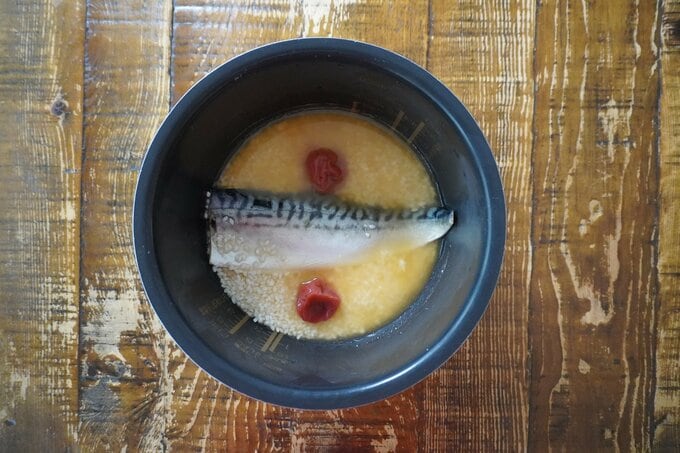 塩サバと梅の炊き込みご飯工程