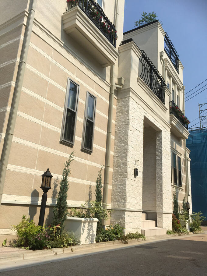 建物と道路の際にポケットやスリットなどの溝をつくって下草を植え込む