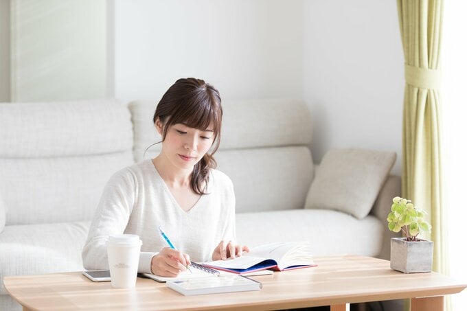 資格勉強する女性