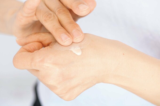 手の甲に出したファンデーション