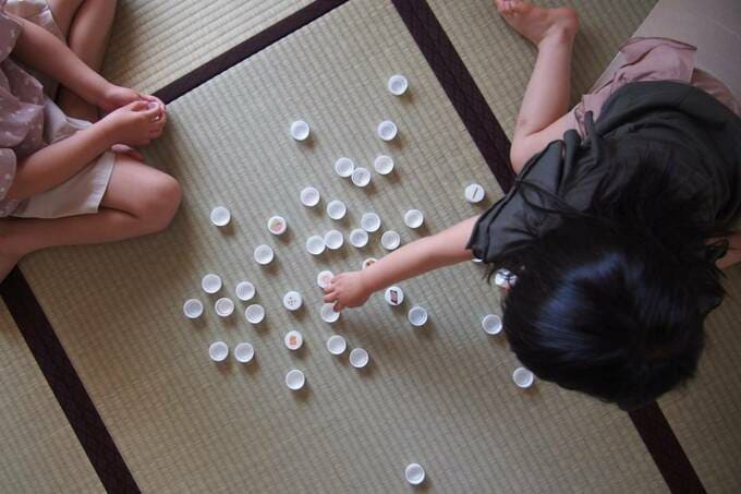 畳の上にキャップ