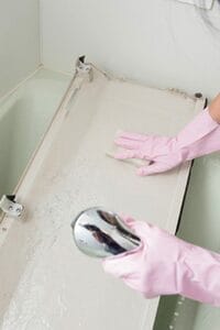 エプロンの裏側は、シャワーで汚れを流しながら両面ブラシでこすります