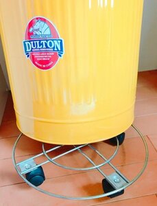 植木鉢などを置いておくキャスターつきの花台