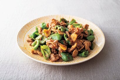 豚コマとピーマンの梅みそ炒め。酸味と味みそでご飯がすすむ