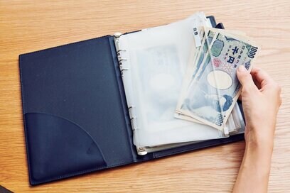 年100万円貯める人の管理術。現金、家計簿アプリやポイ活を上手に駆使