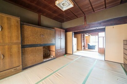 父が亡くなり実家があき家に。放置しておくと「怖い」事態にも