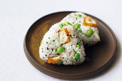 簡単おいしい！酢飯でつくる「ちくわと枝豆の薬膳おにぎり」レシピ。疲れの解消にも　