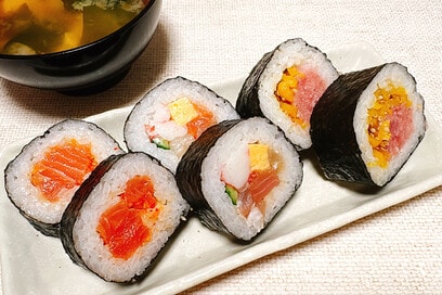 コストコ大好き一家が10年買い続ける「恵方巻」。今年は「サーモンポキ巻・海鮮恵方巻・とろたく巻」の3本セットで海鮮たっぷり