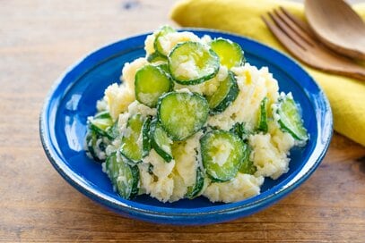 材料たった2つ「絶品ポテトサラダ」。ジャガイモを酢で下味するのがコツ