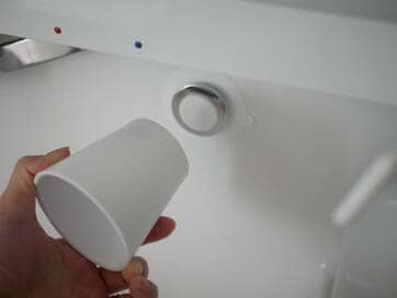 汚れがたまらない洗面台。スポンジやコップは「はりつける」