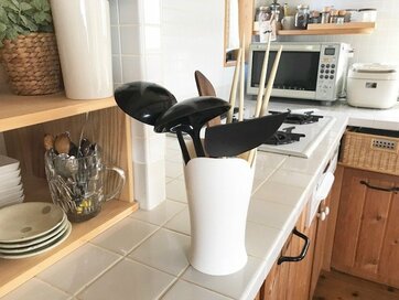 【100均の裏ワザ収納術・5選】ハンディモップスタンドをキッチンツール立てに