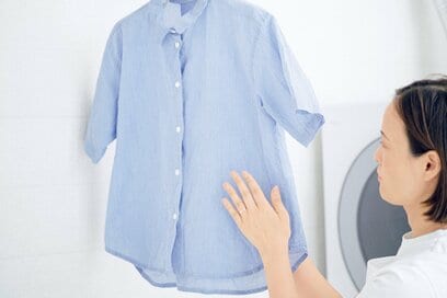 「夏物シャツ」のしまい洗いを徹底解説。「湿ったままアイロン」でシワとおさらば！