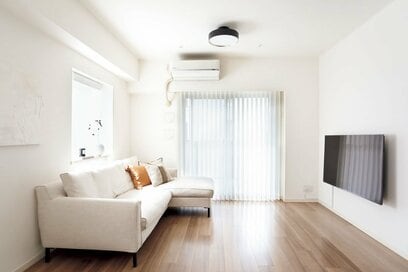 リビングにリモコンも本も置かない。デジタル化でものを手放し身軽に