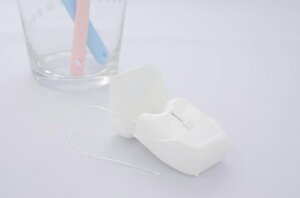 フロス（糸）を指に巻いて使うタイプ