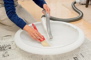 照明器具のカバーを外して掃除機をかける