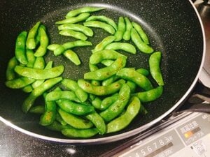 冷凍ものがぐっとおいしくなる「焼き枝豆」!