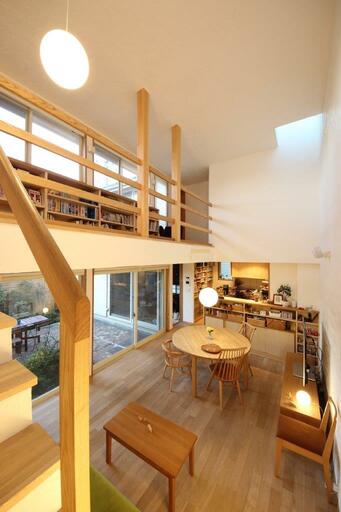 吹き抜けでつながる1、2階