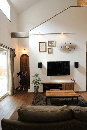 手すり壁を立ち上げたリビング階段