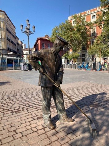 掃除をしている人の銅像