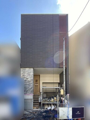 外壁はチャコールとホワイトのサイディングを採用