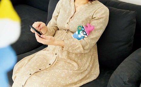 スマホを見る女性