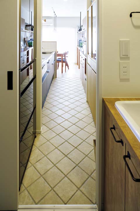 洗面室とキッチンが隣接した家事効率のいい間取り