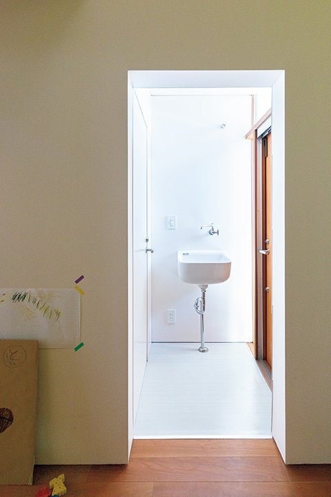 アトリエ側にある来客用の手洗いとトイレ