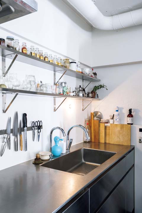 包丁や調味料がサッと取れるように工夫したキッチンのシンクまわり