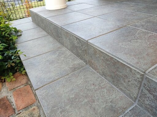 新築当時に玄関に採用したタイル