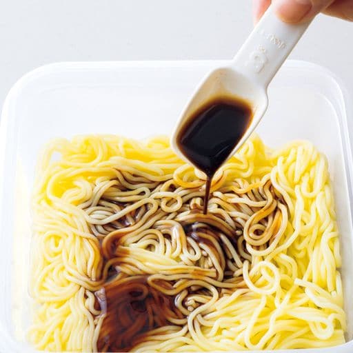 まずは麺に下味をつける