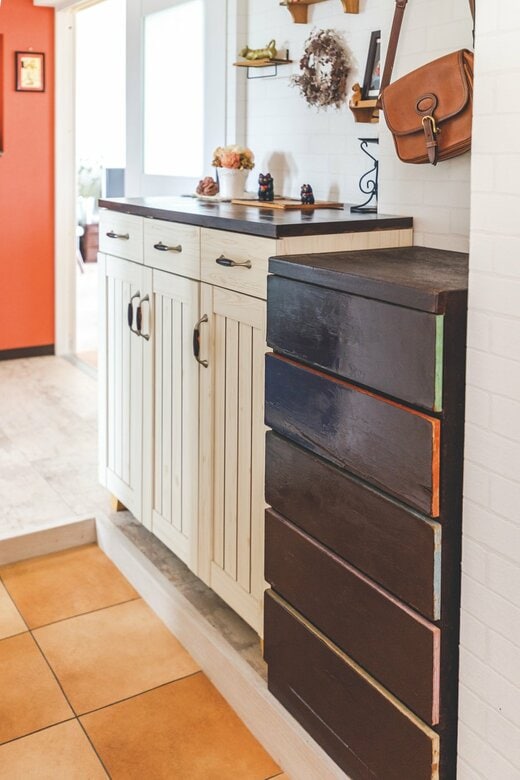 白にダークブラウンの天板がついた靴箱とダークブラウンのチェスト