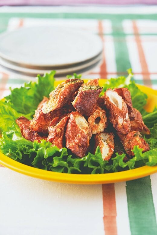 お皿に盛りつけたちくわののり塩から揚げ風