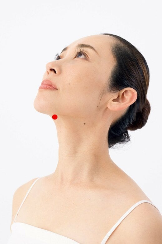 あごと首の境目にあるツボ「廉泉」を示す画像