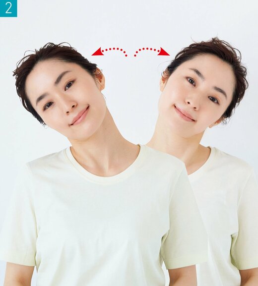 首を左右にゆっくり倒す女性