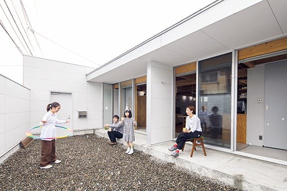 外部から閉じた庭は家族の憩いの場に