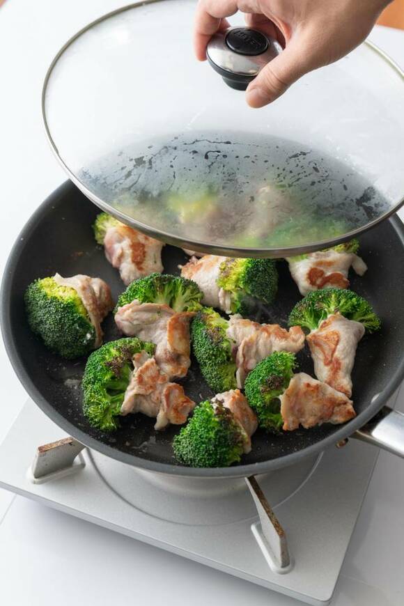 フタをして蒸し焼きにする