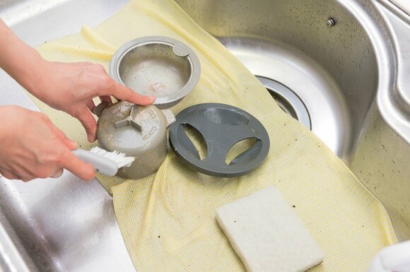 排水口は外せるものは外して両面ブラシで洗う