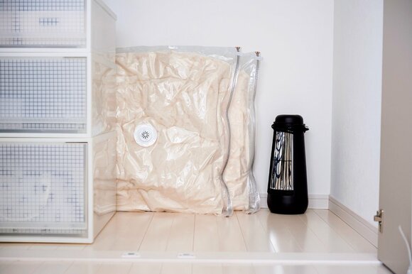 引き出しケース裏の隙間に冬用の寝具や家電を収納