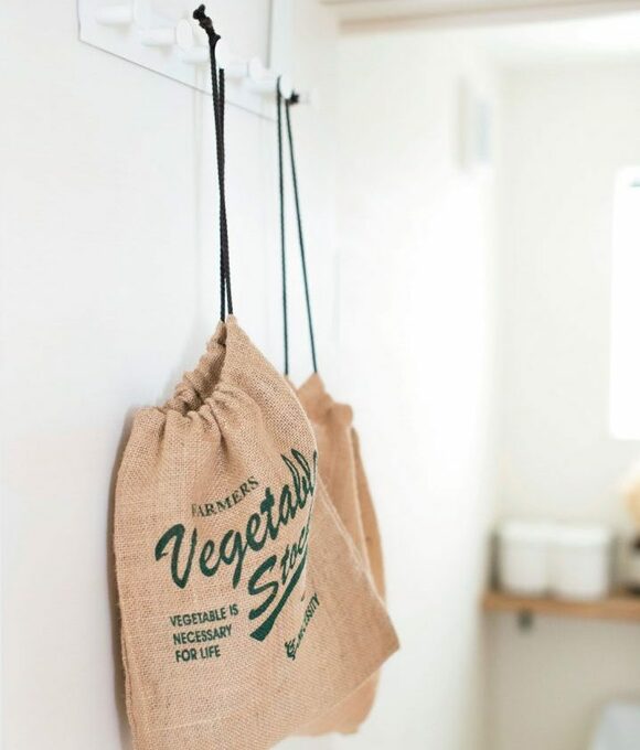 麻袋に生理用品を入れドア裏につるして