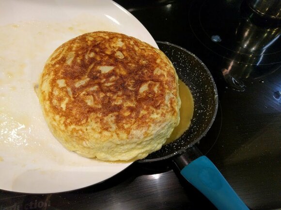 もう片面をまたフライパンに流し込んで焼く