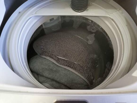 ヒモで筒形に丸め、別のヒモでしっかりとしばる