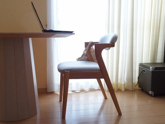 カーテンでコードがなんとなく隠れる