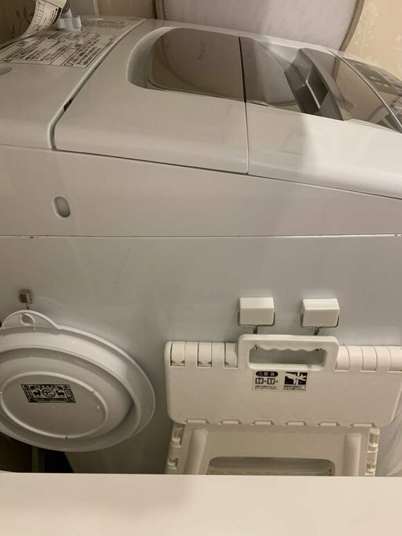 折りたたんでフックにかけることができる